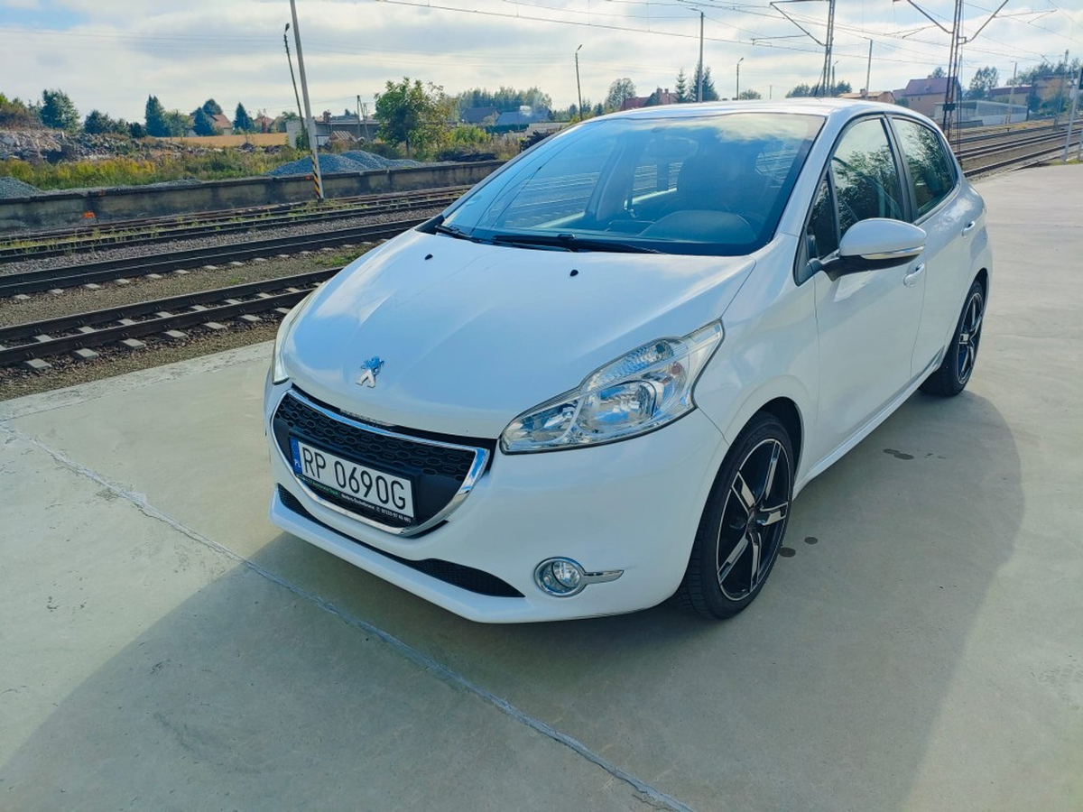 Peugeot 208 — import Reno Cars
