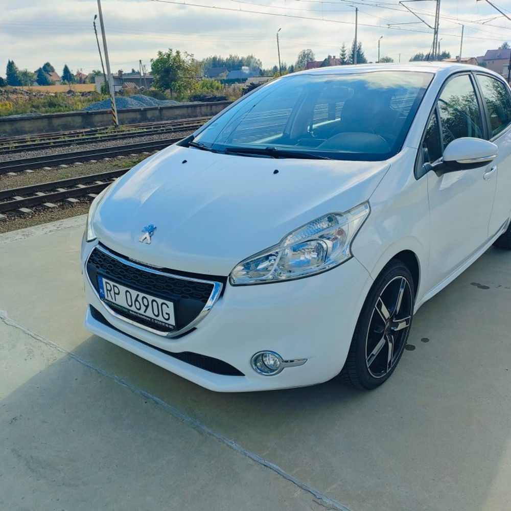 Peugeot 208 — import Reno Cars