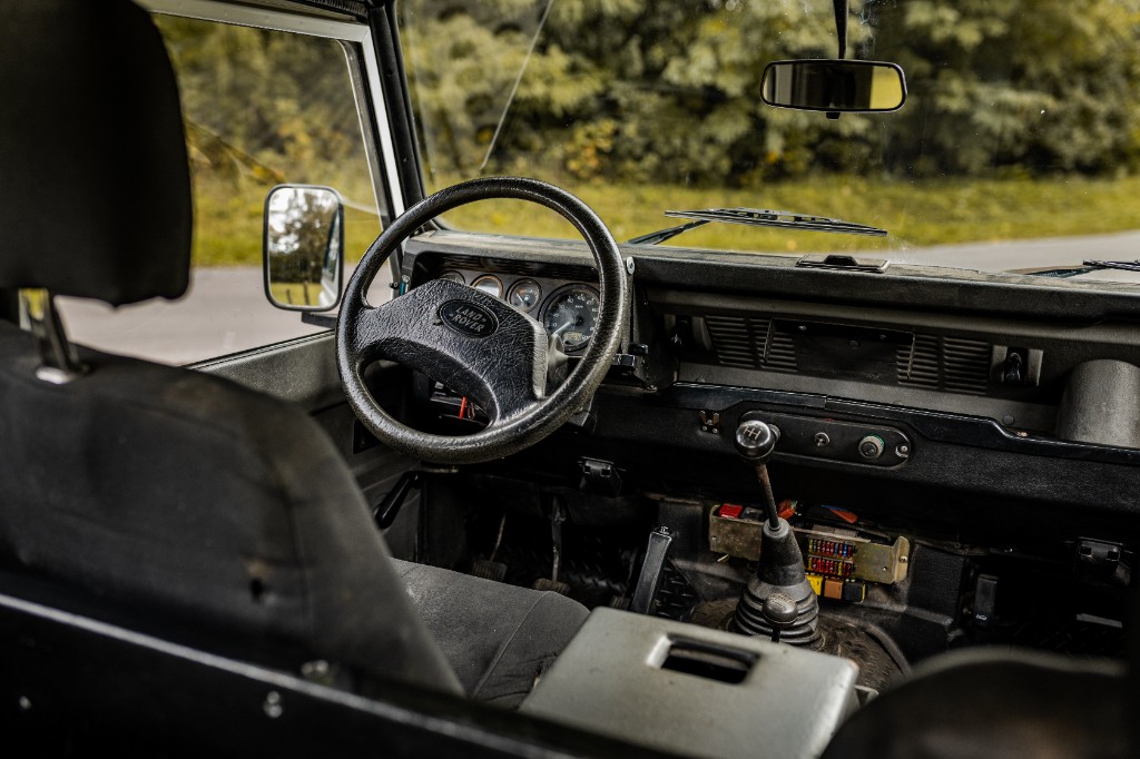 Land Rover Defender — oryginalne wnętrze przed renowacją