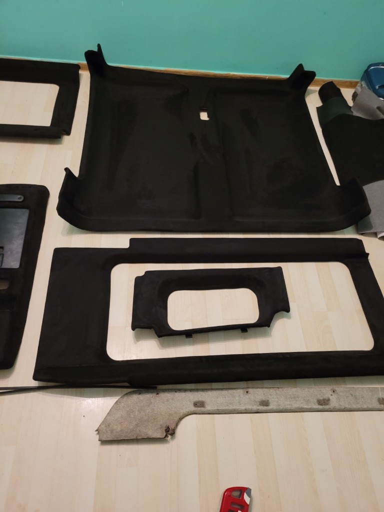 Panele wnętrza wykończone materiałem alcantara