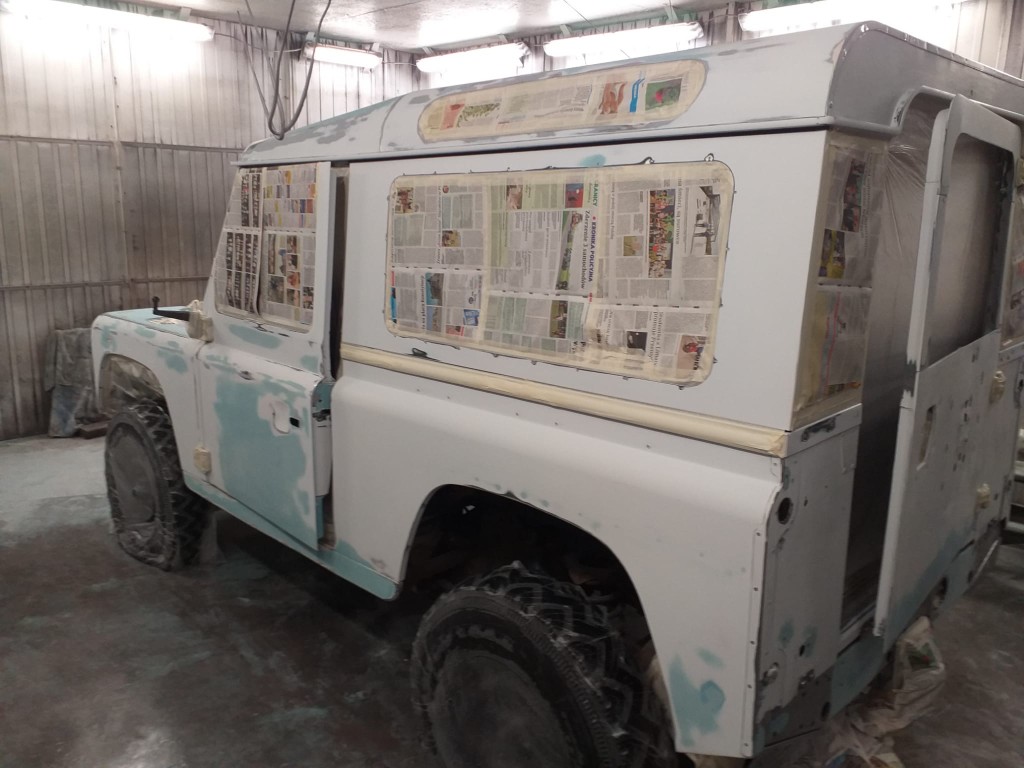 Defender w kabinie lakierniczej — przygotowanie do malowania