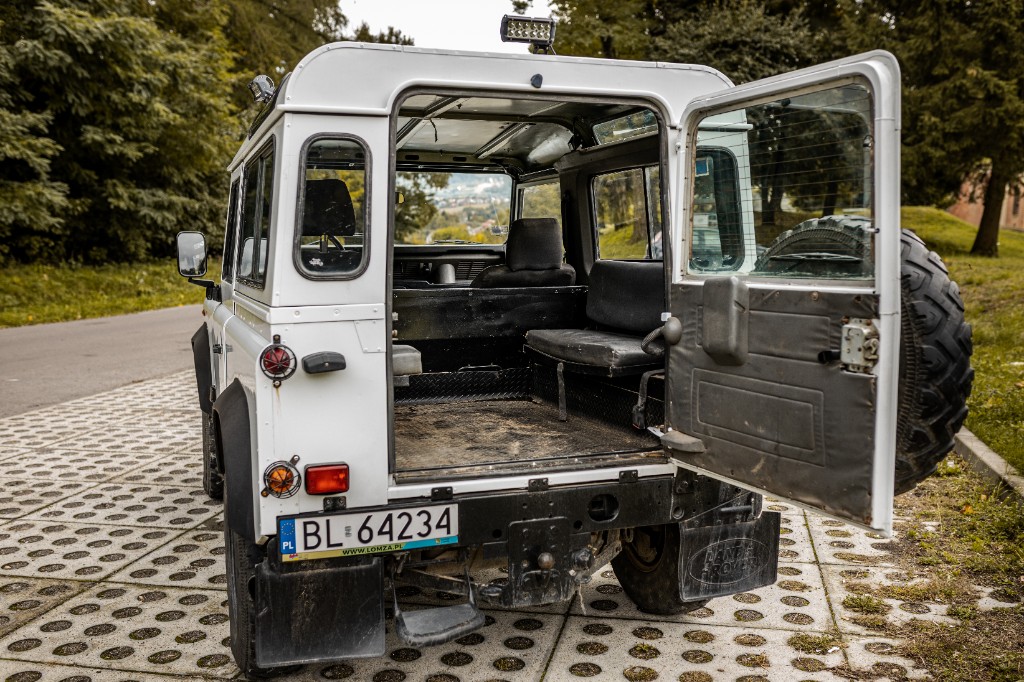 Biały Defender — widok od tyłu z otwartymi drzwiami