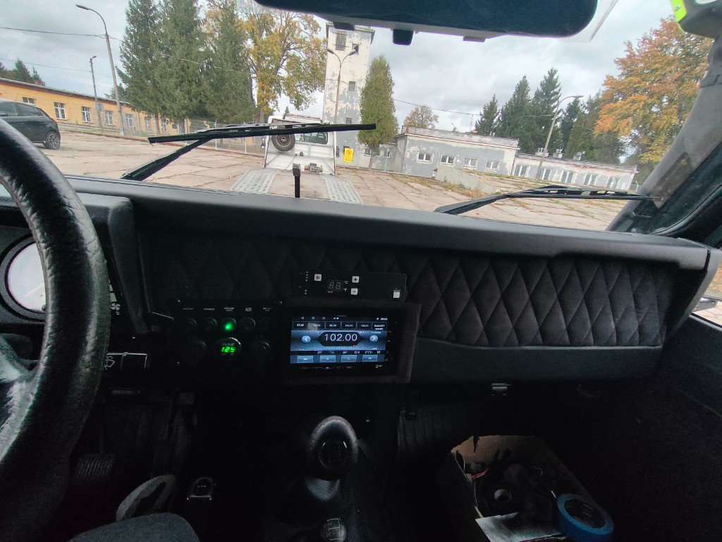 Kabina z customowym panelem sterowania i radiem