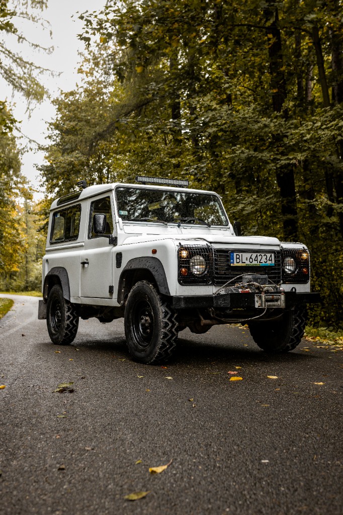 Biały Defender na drodze leśnej — stan wyjściowy projektu
