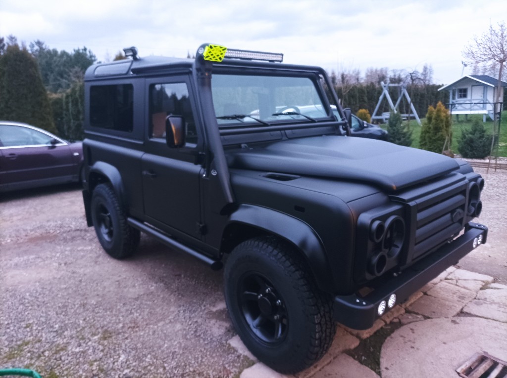 Matowy czarny Defender z modyfikacjami off-road — efekt końcowy projektu