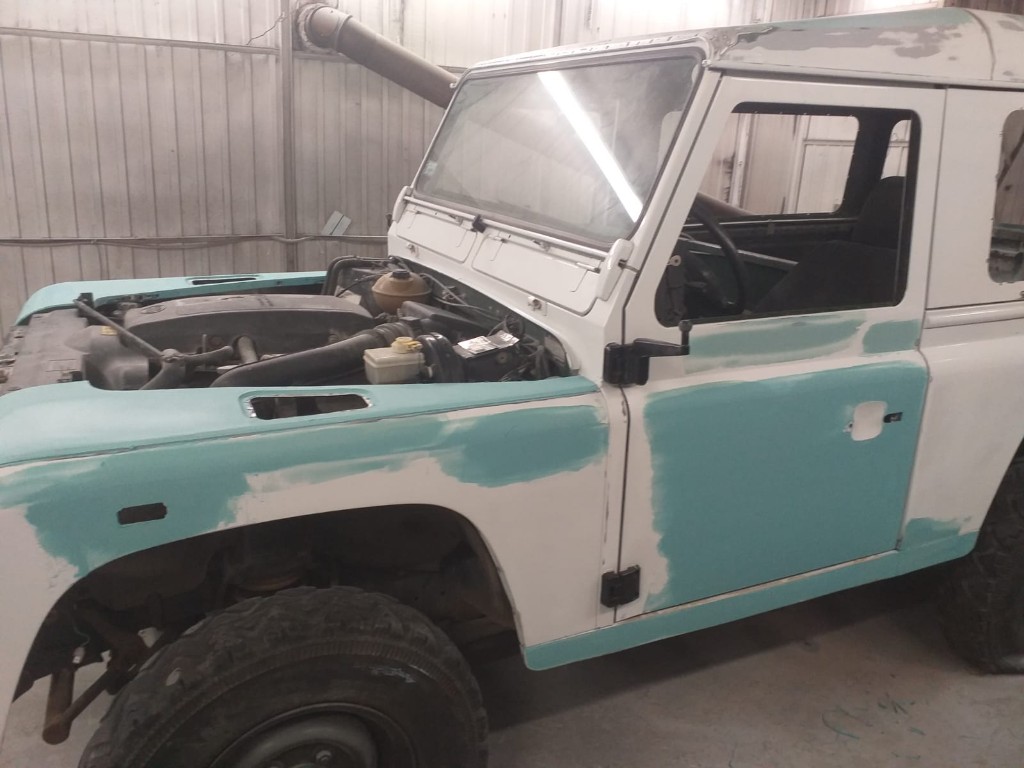Land Rover Defender — renowacja w toku, przygotowanie nadwozia